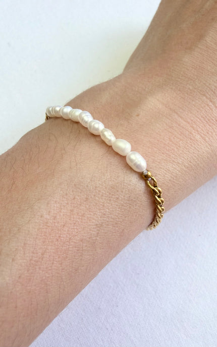 17cm freshwater pearl bracelet featuring a gold PVD stainless steel toggle closure, hypoallergenic, waterproof, and tarnish‑resistant.