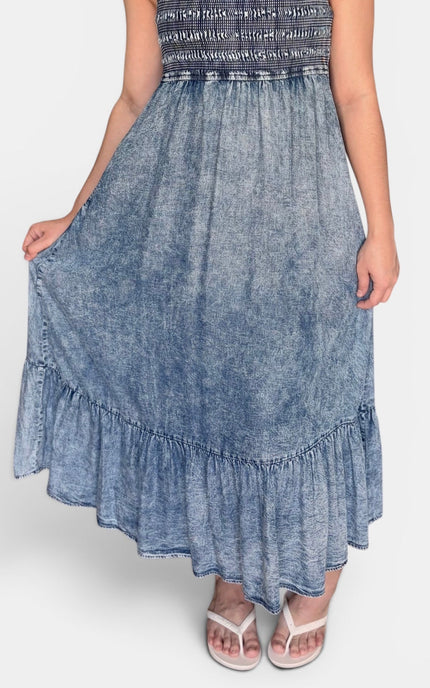 Casual sleeveless midi dress in breathable Tencel with a flattering smocked waist.