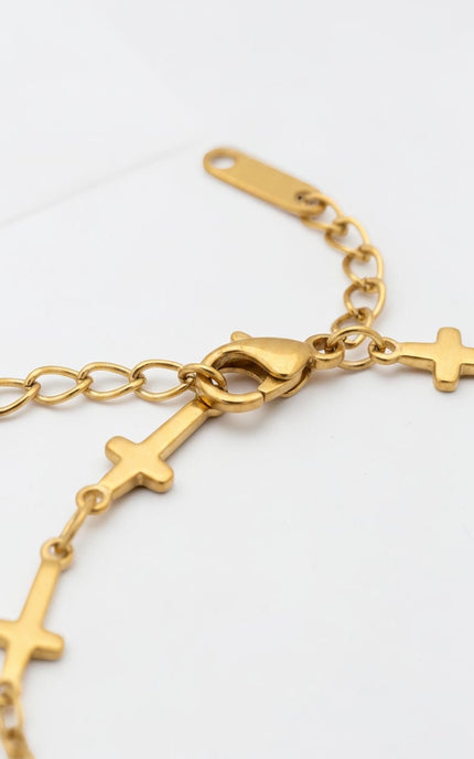 Close‑up of lobster clasp and rectangular tag at the end of the chain.
