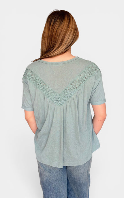Relaxed women's blouse with delicate cotton lace accents