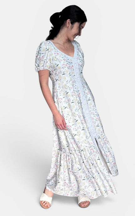 Floral print maxi dress with sweetheart neckline and flowing skirt
