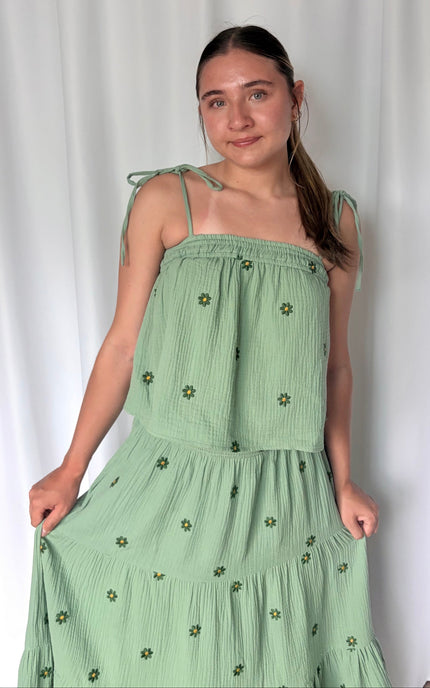 Adjustable tie-shoulder tank top in 100% cotton double gauze with delicate floral embroidery and slightly cropped fit