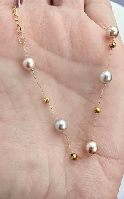 Feminine pearl and gold bracelet with a timeless, versatile design.