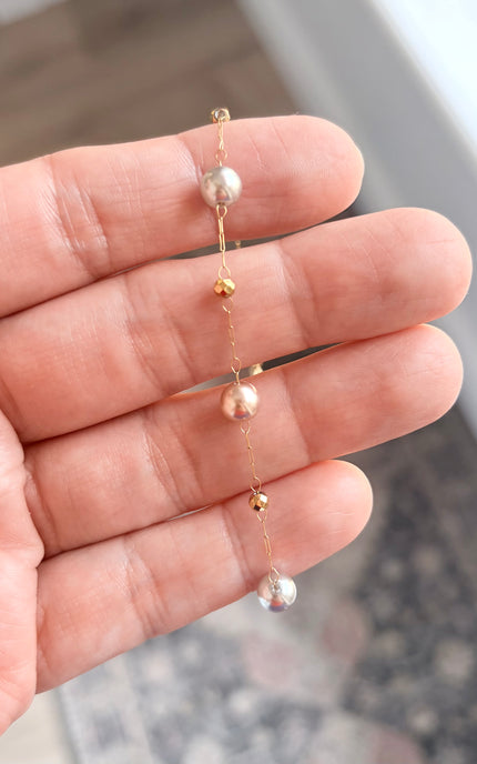 Delicate pearl bracelet with gold bead accents and a timeless feminine design.
