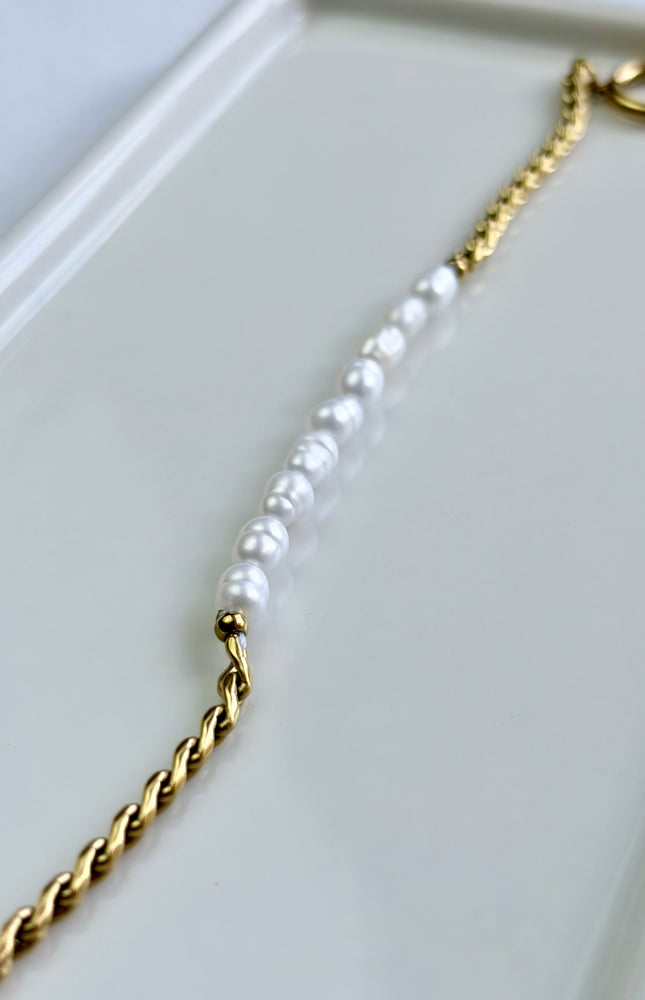Freshwater pearl bracelet with 18k gold PVD toggle closure, hypoallergenic and tarnish‑resistant.