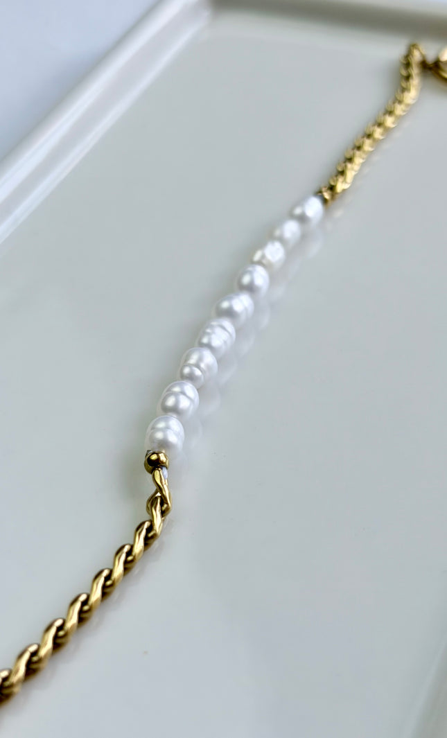 Freshwater pearl bracelet with 18k gold PVD toggle closure, hypoallergenic and tarnish‑resistant.
