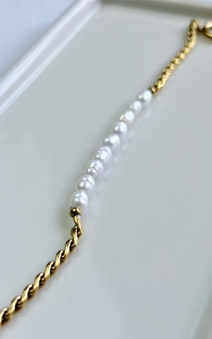 Freshwater pearl bracelet with 18k gold PVD toggle closure, hypoallergenic and tarnish‑resistant.