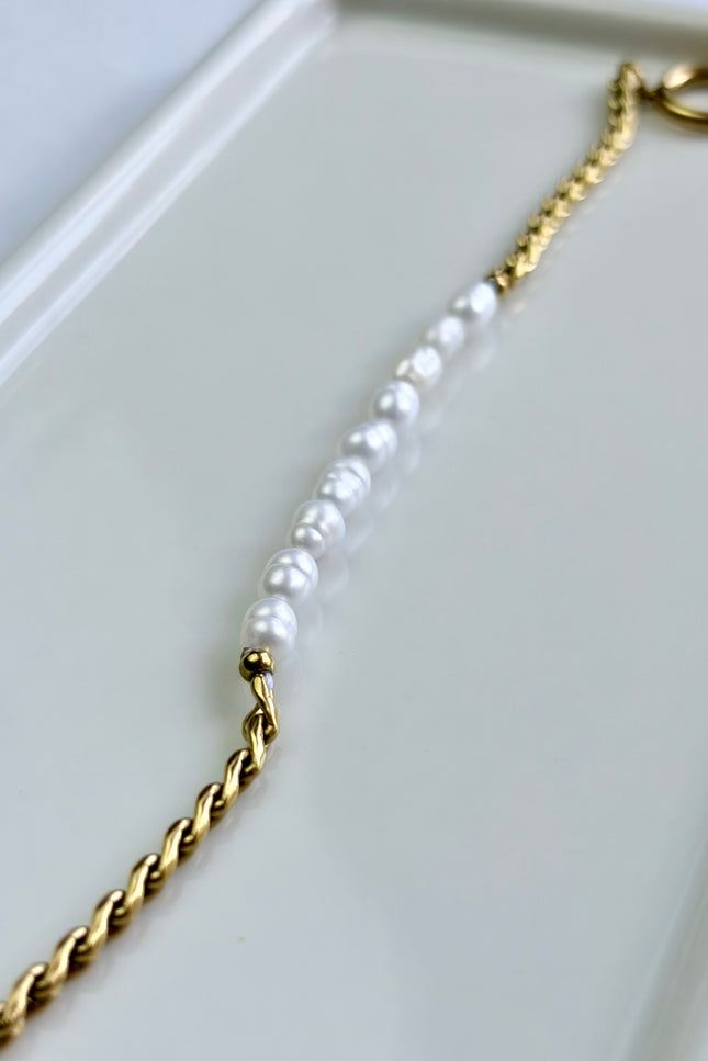 Freshwater pearl bracelet with 18k gold PVD toggle closure, hypoallergenic and tarnish‑resistant.