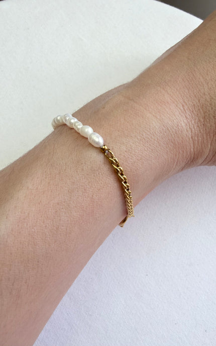 Delicate freshwater pearl bracelet with gold toggle clasp, timeless and feminine.