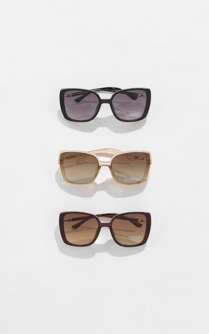 70s‑inspired oversized sunglasses with UV‑protective lenses.