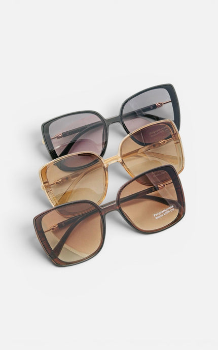 70s‑inspired oversized sunglasses with UV‑protective lenses.