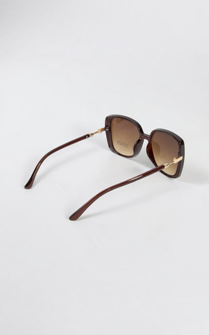 Lightweight oversized sunglasses featuring a 70s‑inspired square‑round silhouette, polycarbonate frames, metal accents, and full UV protection.
