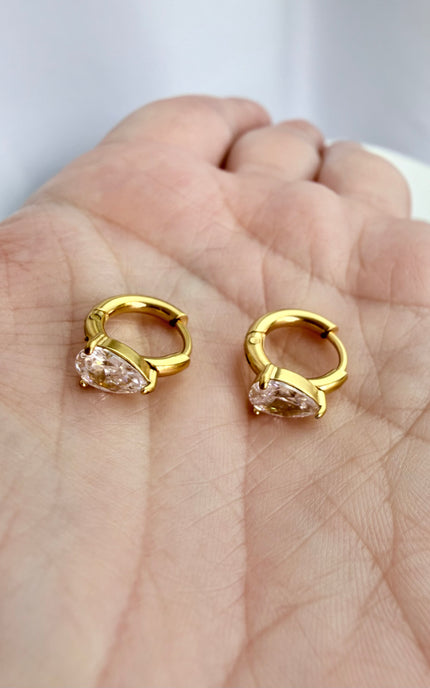 Elegant gold hoop earrings designed for everyday wear and special occasions.