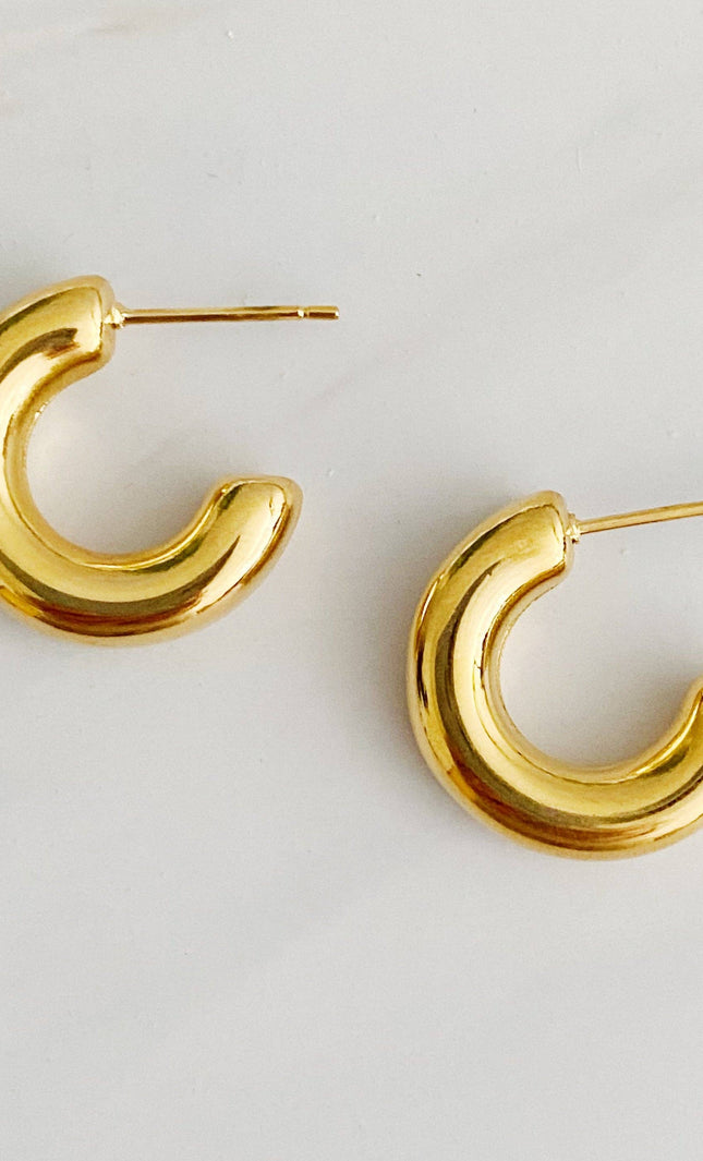 18k gold-plated mini hoop earrings with polished hollow design — lightweight everyday jewelry from Justyna Grace Boutique.
