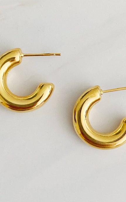 18k gold-plated mini hoop earrings with polished hollow design — lightweight everyday jewelry from Justyna Grace Boutique.