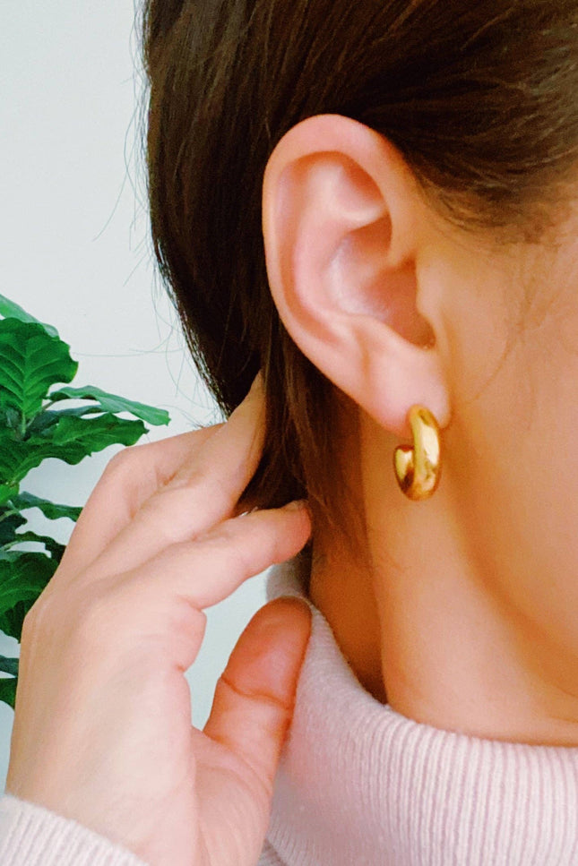 18k gold-plated mini hoop earrings with polished hollow design — lightweight everyday jewelry from Justyna Grace Boutique.