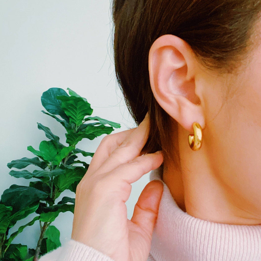 18k gold-plated mini hoop earrings with polished hollow design — lightweight everyday jewelry from Justyna Grace Boutique.