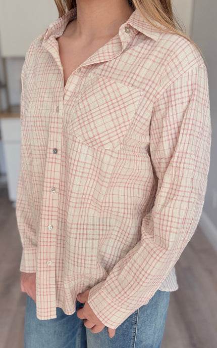 Textured cotton fabric and front pocket detail on Hollis plaid shirt