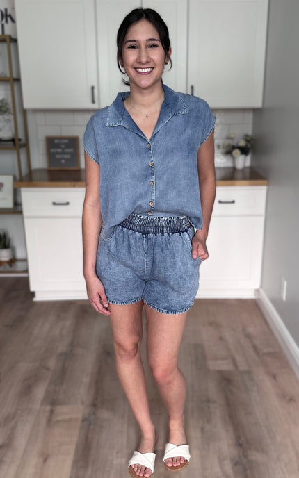 Mineral wash Tencel shorts with elastic waistband and relaxed fit