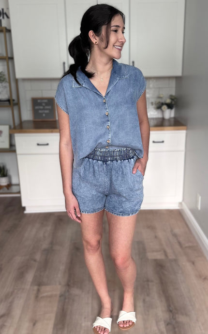 Mineral wash Tencel shorts with elastic waistband and relaxed fit