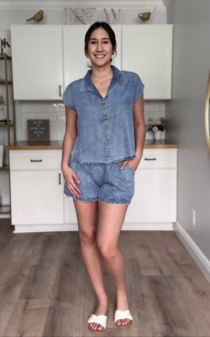 Mineral wash Tencel shorts with elastic waistband and relaxed fit