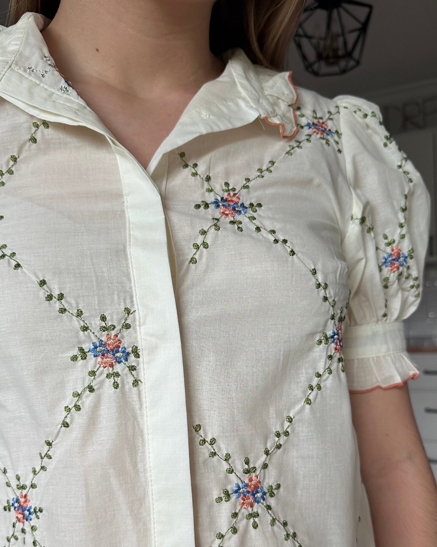 Detail view of the Noemi blouse short puff sleeves with soft gathering