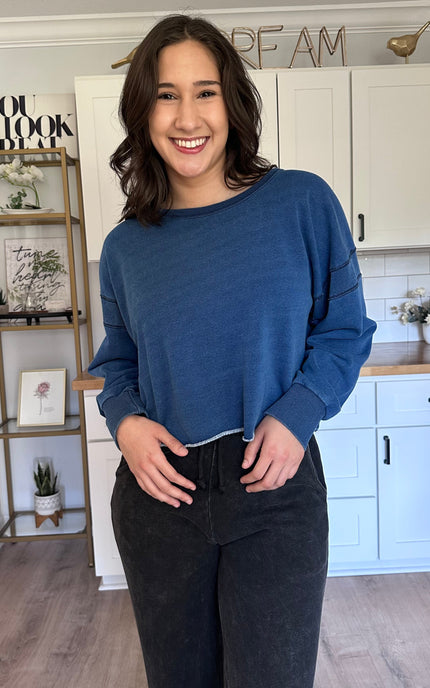 Denim-wash oversized sweatshirt with wide neckline and soft fleece lining