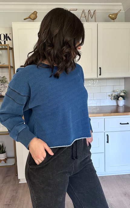 Denim-wash oversized sweatshirt with wide neckline and soft fleece lining