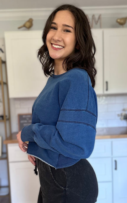 Denim-wash oversized sweatshirt with wide neckline and soft fleece lining