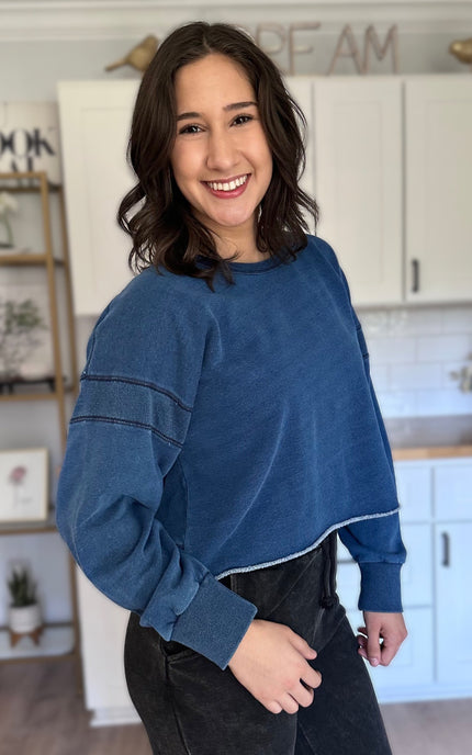 Denim-wash oversized sweatshirt with wide neckline and soft fleece lining